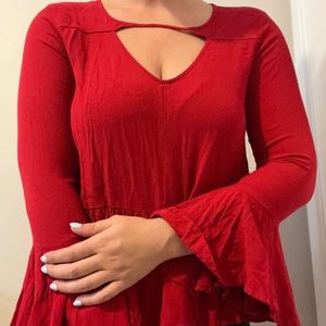 Bell-shaped long sleeve with cutout